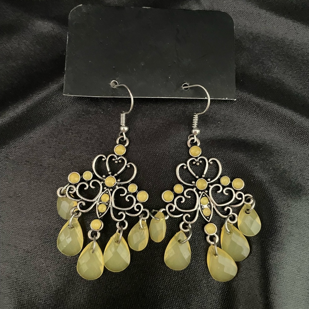🌸$5/25🌸 - Paparazzi Yellow Teardrop Chandelier Earrings